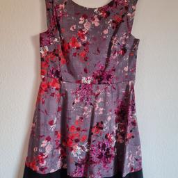 Oasis Dress
Knee length with a zipped back.
Grey with red/purple pattern and black band detail around the hem.
Cotton and elastane with polyester lining in upper body.
Can deliver if local to Prenton, Wirral 