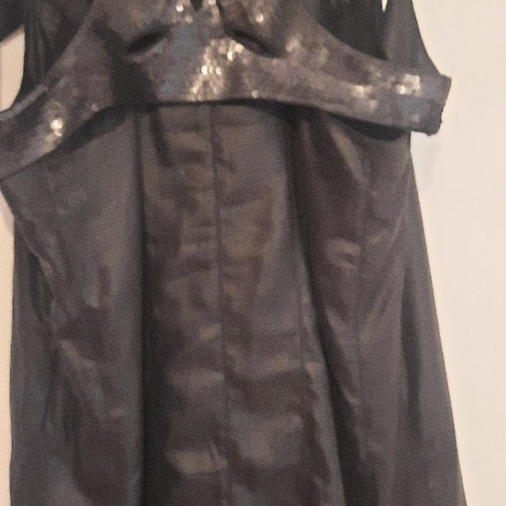 Super Süsses kurzes Kleid in Satinoptik mit einem sehr coolen extravaganten Poncho aus Pailetten. Das schwarze Kleid von Pepe Jeans hat die Größe L und ist noch mit dem original Etikett versehen. Es ist neu und ungetragen. Es hat ursprünglich 109.00 Euro gekostet.
Tierfreier Nichtraucher Haushalt.