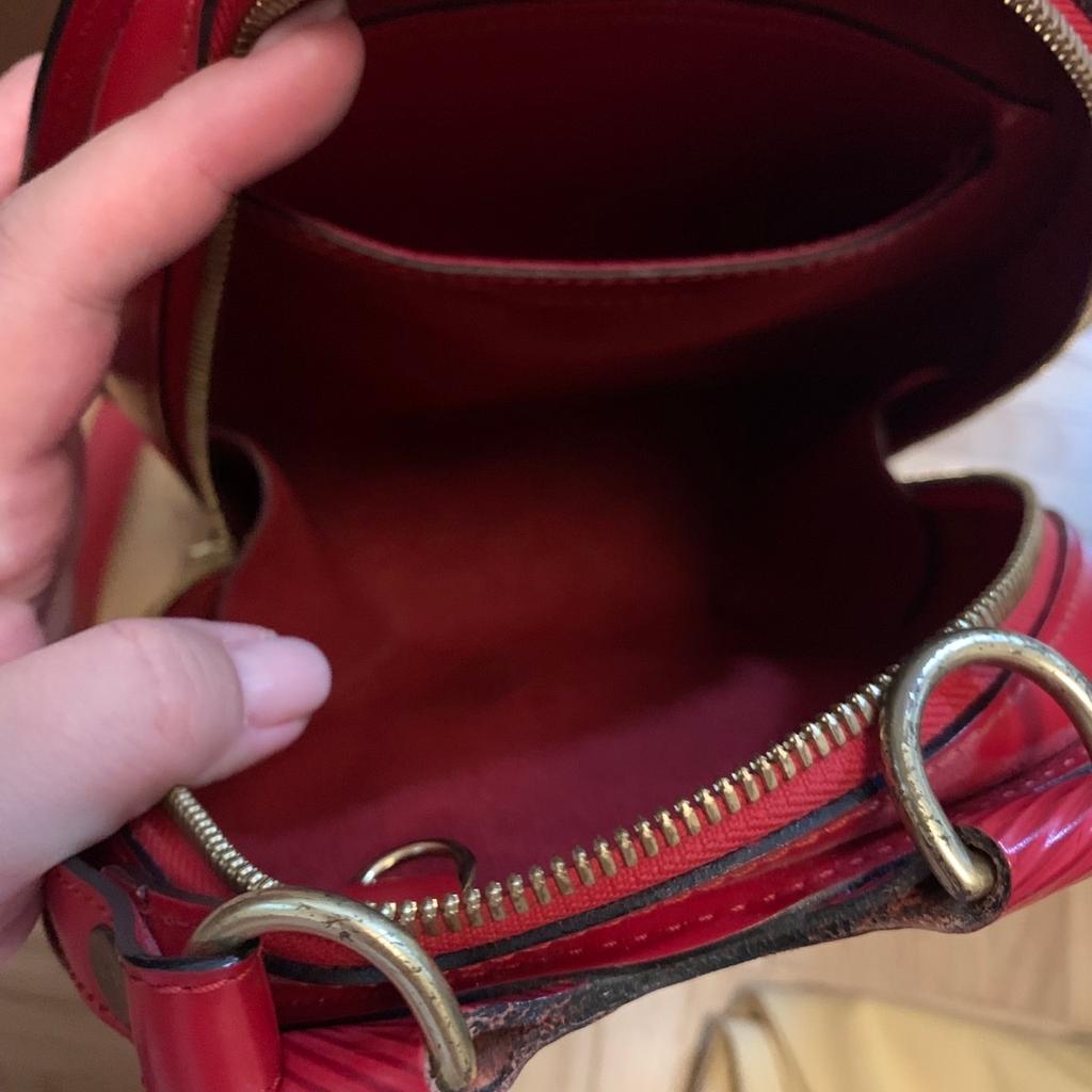 Verkaufe meine originale Louis Vuitton Tasche in rot. Ist eine ältere Tasche aus Epileder, aber in einem sehr guten Zustand mit kleiner Abnutzungen und ohne Staubbeutel.

- Nichtraucher Haushalt
- keine Verpackung
- keine Garantie
- Versandkosten trägt Käufer
- Preis verhandelbar