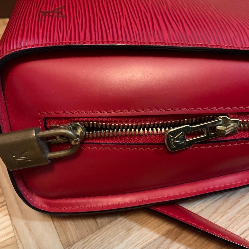 Verkaufe meine originale Louis Vuitton Tasche in rot. Ist eine ältere Tasche aus Epileder, aber in einem sehr guten Zustand mit kleiner Abnutzungen und ohne Staubbeutel.

- Nichtraucher Haushalt
- keine Verpackung
- keine Garantie
- Versandkosten trägt Käufer
- Preis verhandelbar