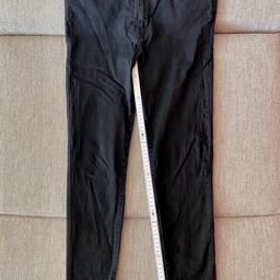 Verkaufe hier eine tolle Jeans der Marke Levi’s Mile High Super Skinny in der Farbe Schwarz, Größe 27/28! Maße siehe Fotos! Wie neu, da kaum getragen! Versand extra!