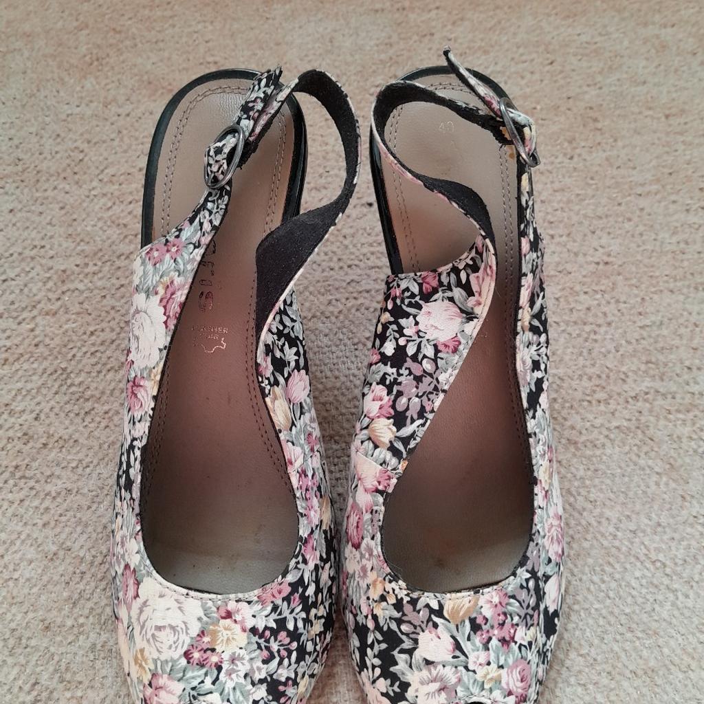 tamaris floral print shoes size 7