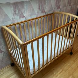 Verkaufe Gitterbett mit Träumeland Matratze (mit Babyseite) 60x120cm 
Es ist höhenverstellbar und die Seiten lassen sich auch verstellen 

Nur Selbstabholung