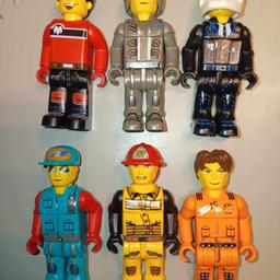 4 Junior Figuren cre011 (Max), JS014 /ResQ Pilot) 4J002 Polizist, JS027 (Besatzungsmitglied), JS007 Feuerwehrmann, JS025 (Jack Stone)