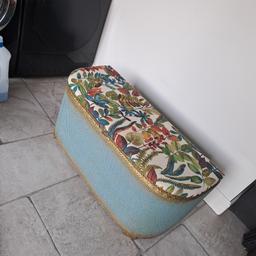 lovely blanket box. recenctly upcycled top fabric. bought to use but didnt use it. original paint outside inside and lid. beautifully restored.

NO OFFERS