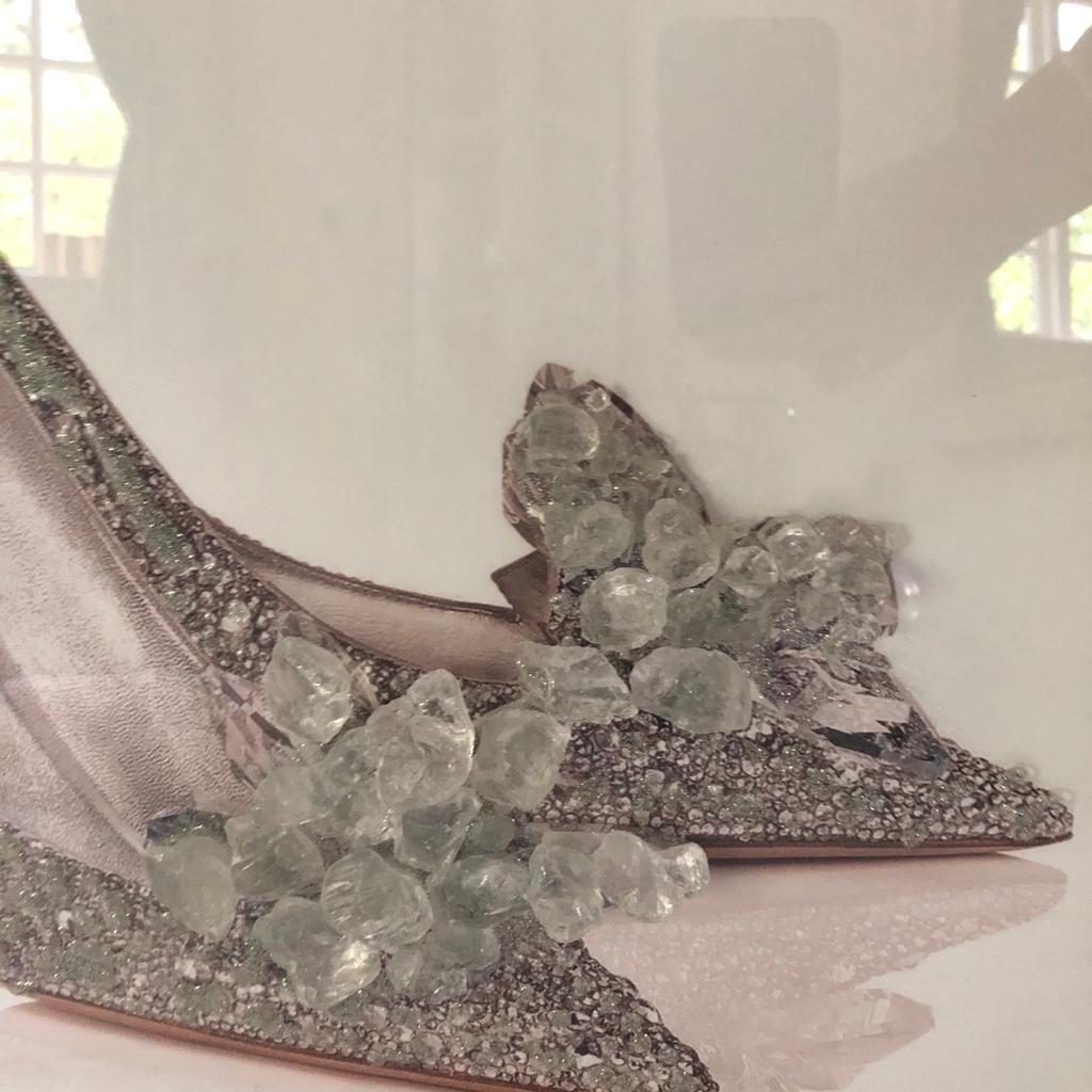 This is a beautiful mirror with liquid art and 3D crystals. A pair of jimmy choo shoes in pastel colours. Heavy mirror so collection only.
Measures 60cm x 60cm