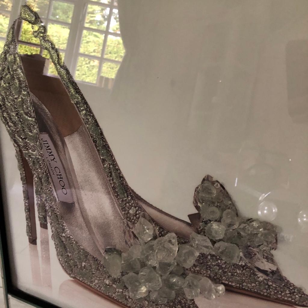 This is a beautiful mirror with liquid art and 3D crystals. A pair of jimmy choo shoes in pastel colours. Heavy mirror so collection only.
Measures 60cm x 60cm