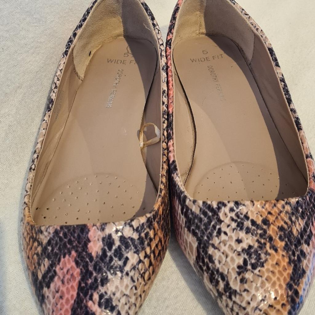 Dorothy Perkins uk5 snakeskin print wide fit flat shoes in remarkable condition. They look fantastic. See photos for condition size flaws materials etc. I can offer try before you buy option if you are local but if viewing on an auction site viewing STRICTLY prior to end of auction.  If you bid and win it's yours. Cash on collection or post at extra cost which is £4.55 Royal Mail 2nd class. I can offer free local delivery within five miles of my postcode which is LS104NF. Listed on five other sites so it may end abruptly. Don't be disappointed. Any questions please ask and I will answer asap.
Please check out my other items. I have hundreds of items for sale including bikes, men's, womens, and children's clothes. Trainers of all brands. Boots of all brands. Sandals of all brands.
There are over 50 bikes available and I sell on multiple sites so search bikes in Middleton west Yorkshire.