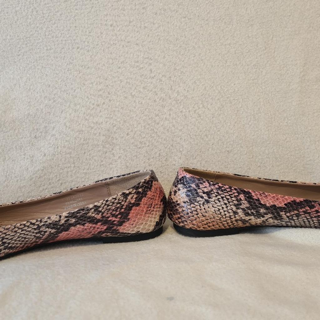 Dorothy Perkins uk5 snakeskin print wide fit flat shoes in remarkable condition. They look fantastic. See photos for condition size flaws materials etc. I can offer try before you buy option if you are local but if viewing on an auction site viewing STRICTLY prior to end of auction.  If you bid and win it's yours. Cash on collection or post at extra cost which is £4.55 Royal Mail 2nd class. I can offer free local delivery within five miles of my postcode which is LS104NF. Listed on five other sites so it may end abruptly. Don't be disappointed. Any questions please ask and I will answer asap.
Please check out my other items. I have hundreds of items for sale including bikes, men's, womens, and children's clothes. Trainers of all brands. Boots of all brands. Sandals of all brands.
There are over 50 bikes available and I sell on multiple sites so search bikes in Middleton west Yorkshire.
