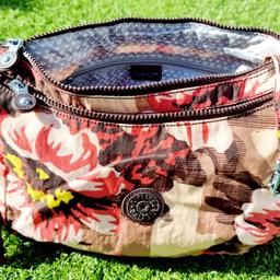 Multi colour abstract flower design Kipling shoulder bag. Usual Kipling features such as internal zip up pocket and pouches. Monkey called William. Price includes free UK mainland delivery. Thanks for looking.