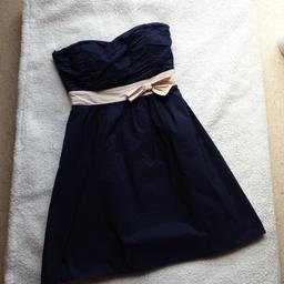 Kleid von Vera Mont
- dunkelblau mit rosa schleife
- gr.S (wurde von gr.38 auf gr.36 von einer Schneiderin enger gemacht)
- Abendkleid, Cocktailkleid
- figur betont, sehr schick
- nur einmal getragen

- Versand 2,25€ (gerne auch versichert für 5,49€)

Nichtraucherhaushalt