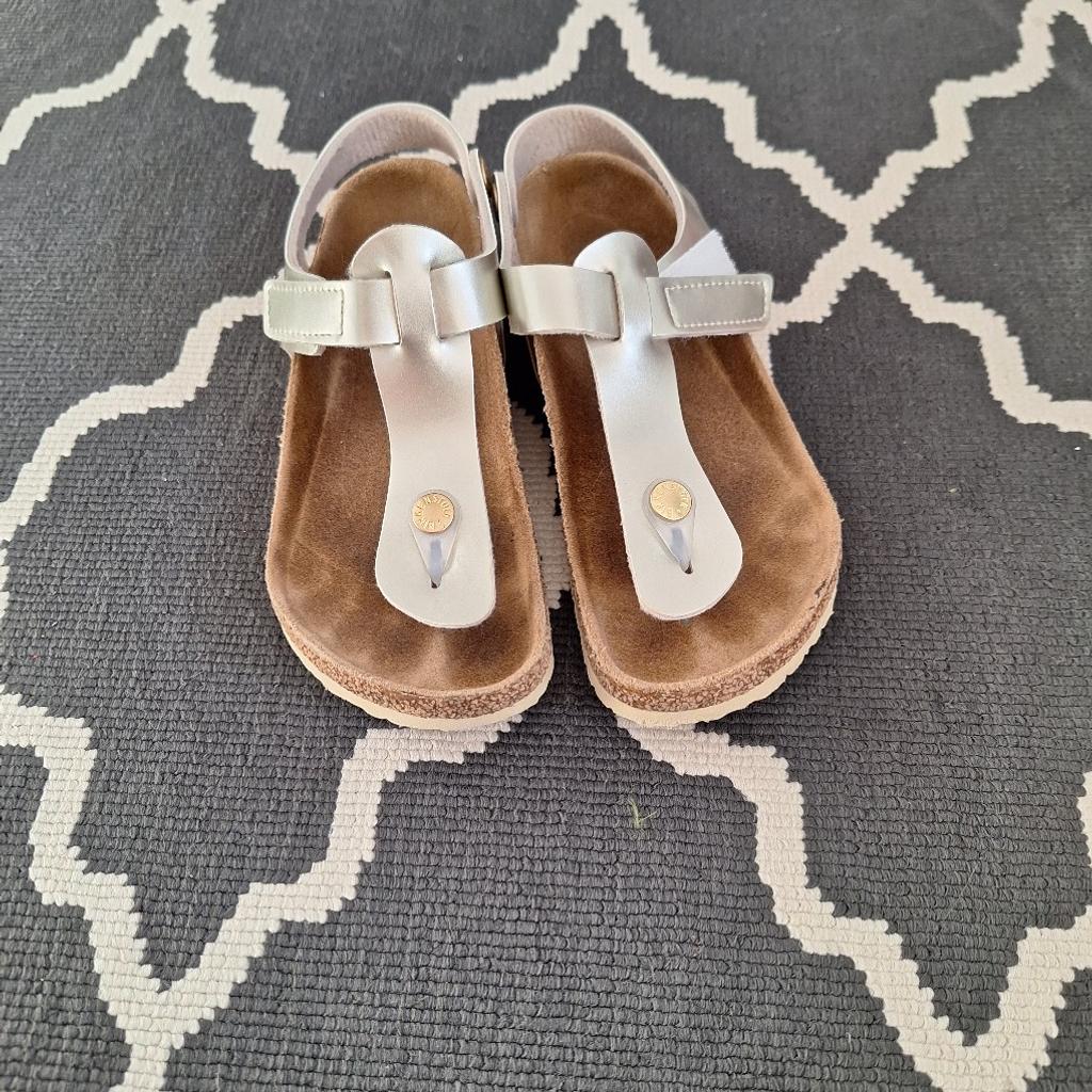 Ich verkaufe ein Paar super schöne Birkenstock Sandalen für Mädchen in Gr.34. Die Schuhe sind in einem sehr guten und gepflegten Zustand, keine Mängel oder Defekte.

Selbstabholer oder Versand innerhalb Deutschlands gegen Vorkasse und Gebühren.