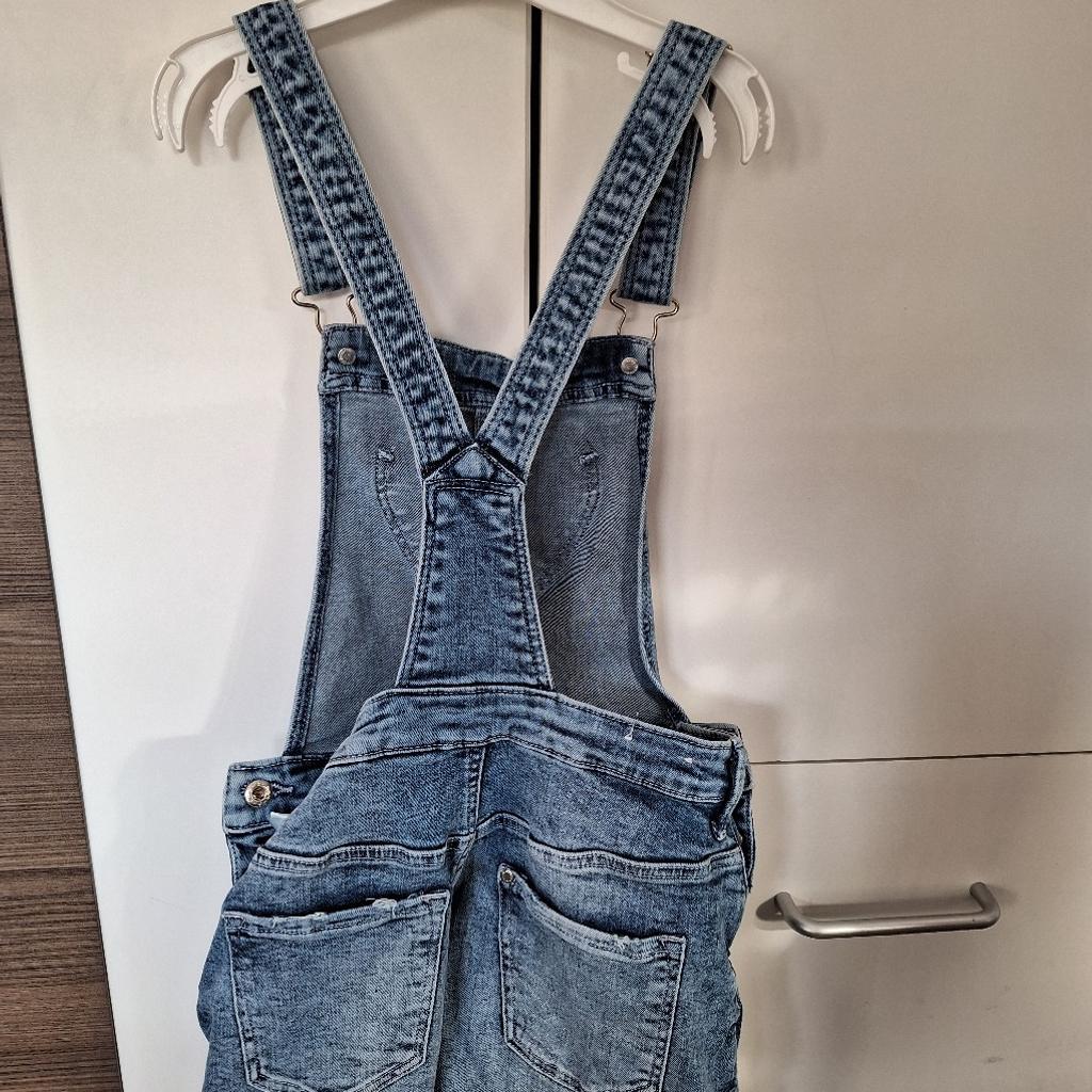 Ich verkaufe eine wunderschöne Jeans-Latzhose in Gr.134 für Mädchen von H&M.
Einwandfreier Zustand.
Selbstabholer oder Versand innerhalb Deutschlands gegen Vorkasse und Gebühren.