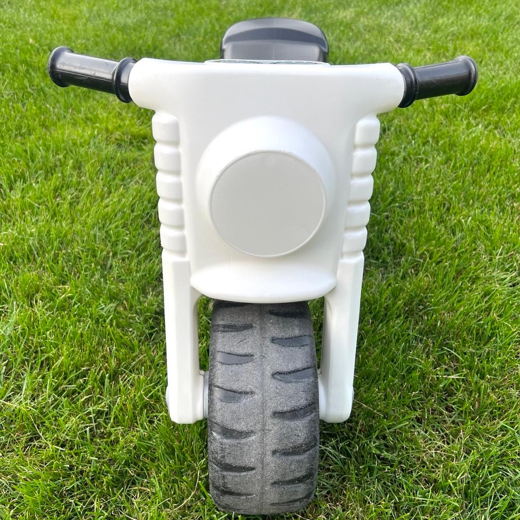 Bobbycar Motorrad Lauflernhilfe Laufrad

Liebend gern benutzt und nun bereit für die nächste Runde. Mit gewöhnlichen Gebrauchsspuren. Breite Räder für sicheren Halt.