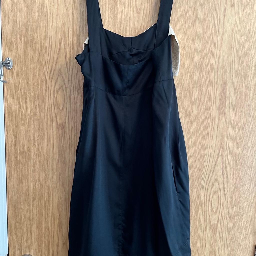 Beautiful vintage black evening dress with cream bow

100% silk

Slight pattern to silk as shown in pictures

TopShop Size 14 - fits a 12/14

Knee length

Worn twice - Like new

Zip fastening to side

Very comfortable and flattering