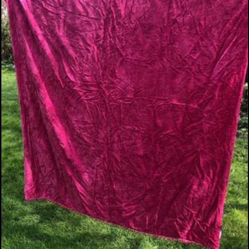 Gorgeous beaded velvet throw. Really lovely glamorous throw in crushed velvet. Pretty bead droplets to the edges. Very vintage looking throw. Looks great across the bed or sofa. Fully open it’s a single bed size but looks better folded across a bed etc . Beautiful item .