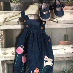 THIS IS FOR A BUNDLE OF GIRLS CLOTHES

1 X NAVY DUNGAREE DRESS FROM MARKS AND SPENCER - WORN A COUPLE OF TIMES - IN EXCELLENT CONDITON 
1 X BRAND NEW - PAIR OF DENIM EFFECT NAVY SHOES FROM PRIMARK

PLEASE SEE PHOTO