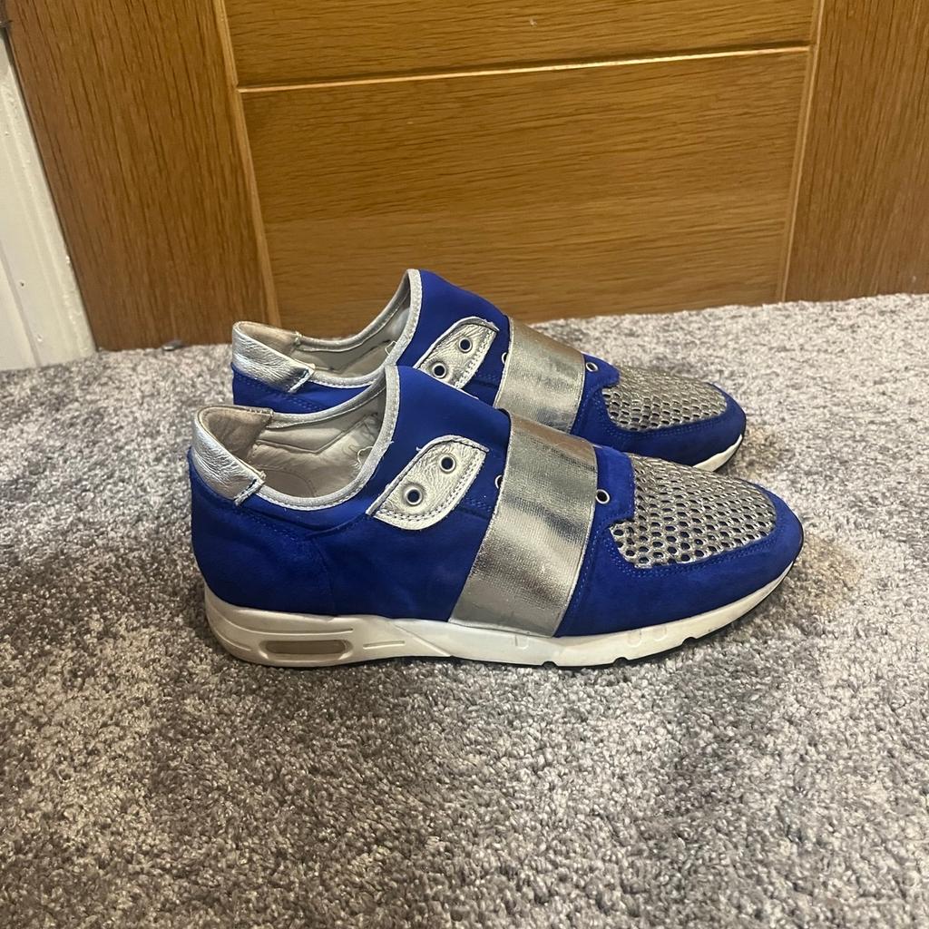 Ladies trainers
Size 4
Blue and silver
Suede
In excellent condition
Been worn once
Good sizing
Pick up only or will post for P&P
Paid £129.99