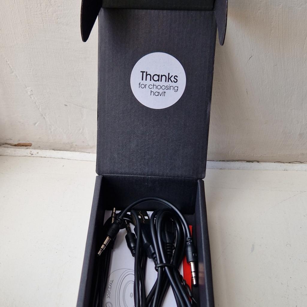 Bluetooth music transmitter and receiver with box and all accessories.
Rechargeable (built-in battery)
Used, in very good condition with minor scratches (see images)