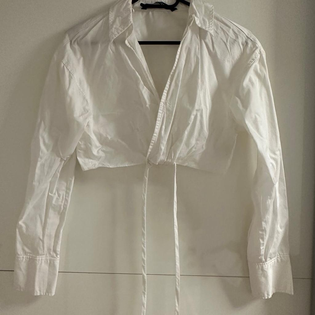 Weißes cropped Hemd von Zara, zum Zuschnüren, sehr schönes Detail
Nur einmal getragen
Größe: XS