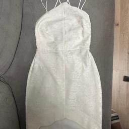 Weißes Topshop Kleid mit sehr schönen Details, zwei Träger auf beiden Seite, vorne Schlitz und hinten rückenfrei
Sehr schönes Material
Größe: XS