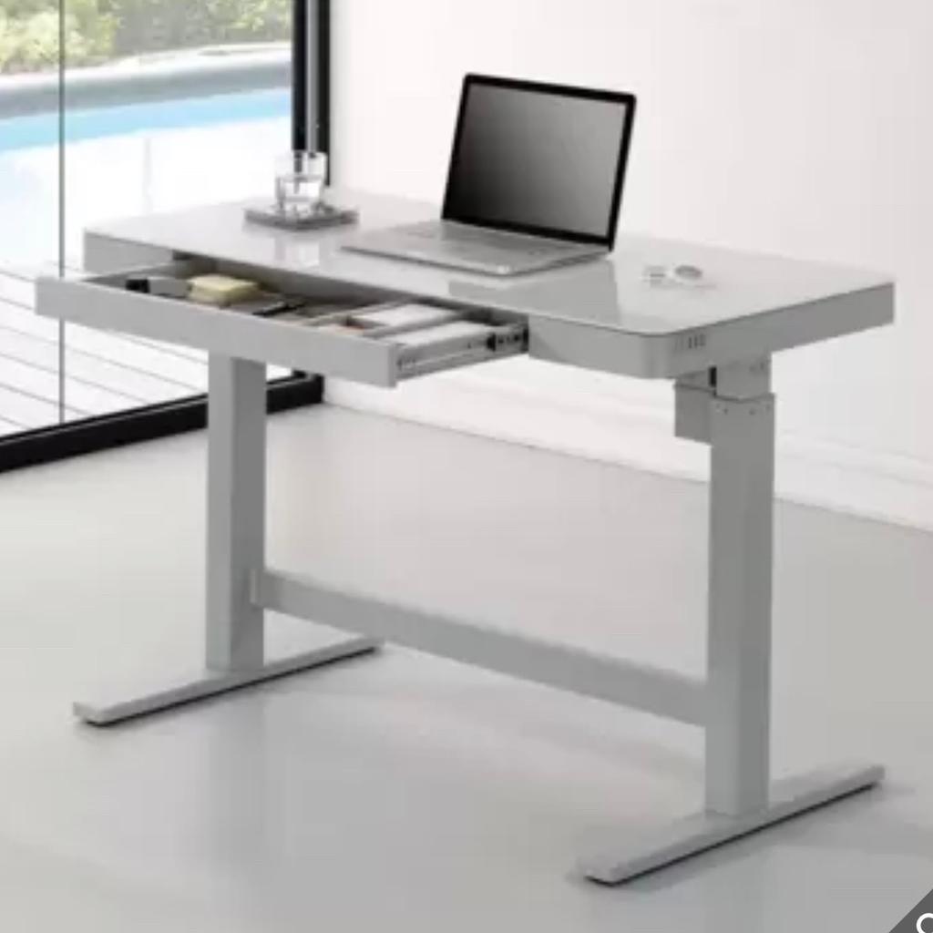 Tresanti power adjustable height tech desk in N15 London für £ 200,00
