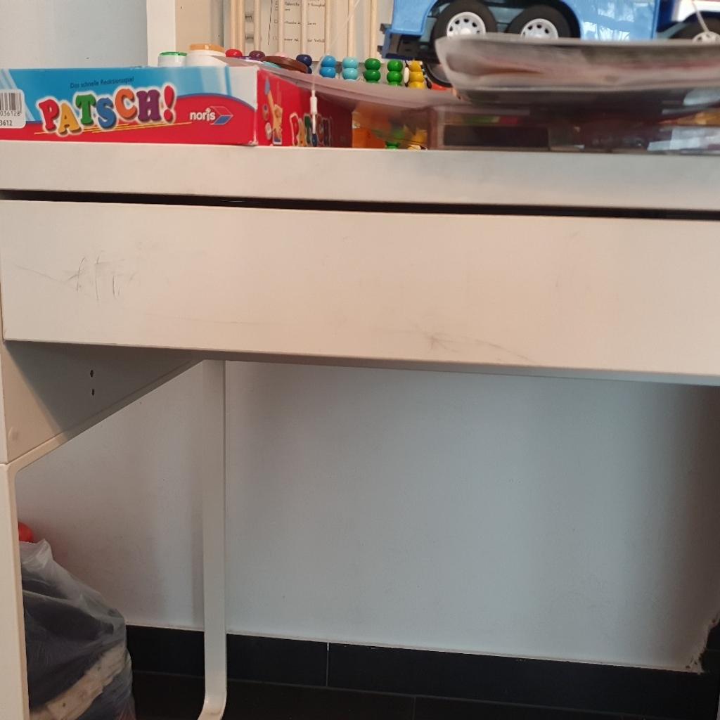 Verkaufe ein gebrauchten Kinder Schreibtisch von IKEA.
Mit Magnettafel und Zubehör.
Muss sauber gemacht werden eventuell mal Reste und sticker entfernt werden.
Nichts gravierendes!