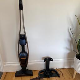 This is in good working condition.
This is either a upright hoover or the middle comes out to be a hand held hoover.
The brush head is powered and lights up when in use.
Comes with floor charging unit and power adapter to charge hoover.
Comes with main floor tool and one nozzle.
Spare bin also includes.

*cash on collection only*