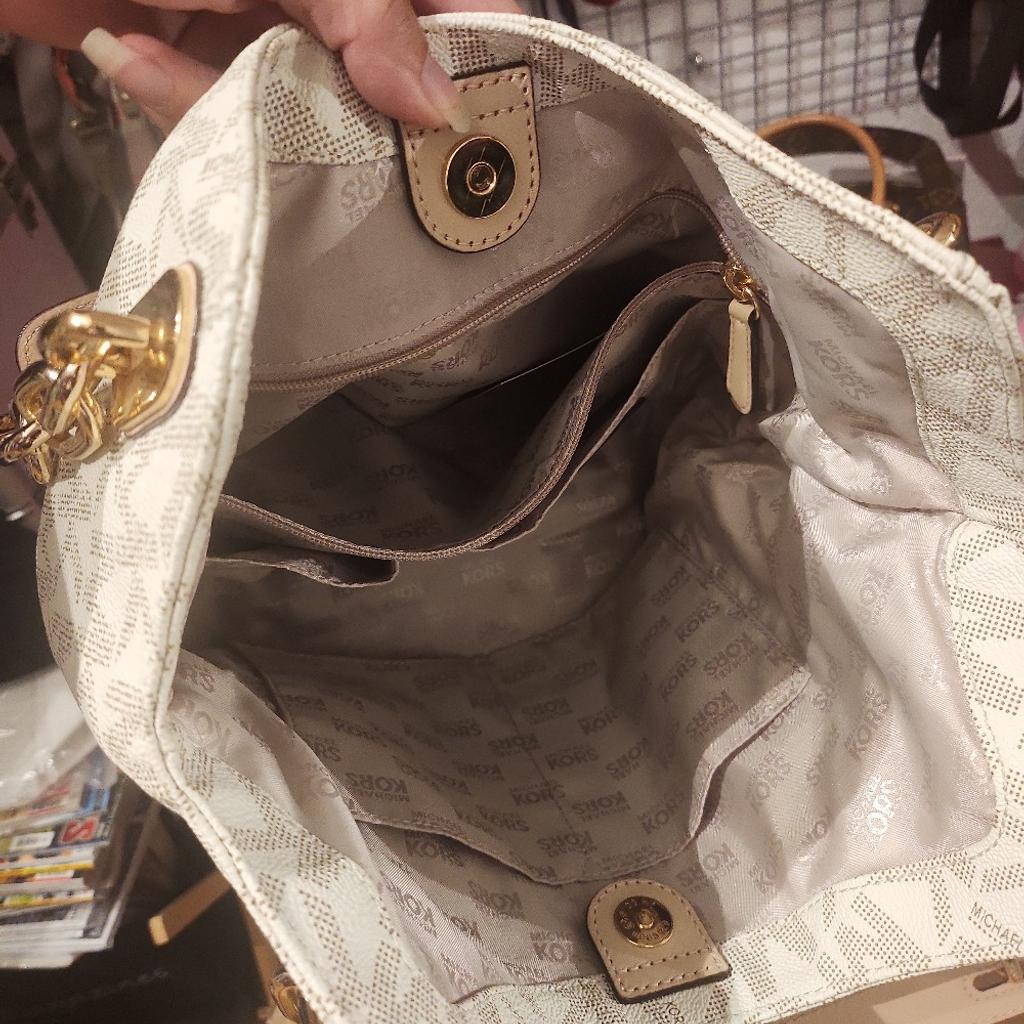 Hallo ihr Lieben,
zum Verkauf steht diese wunderschöne Tasche von Michael Kors.
Die Tasche wurde nie genutzt...