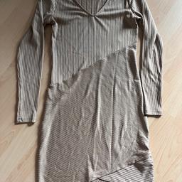 Verkaufe ein hellbraunes enges Kleid in Größe M (fällt kleiner aus).
Es ist ungetragen und kommt aus einem tierfreien Nichtraucherhaushalt.