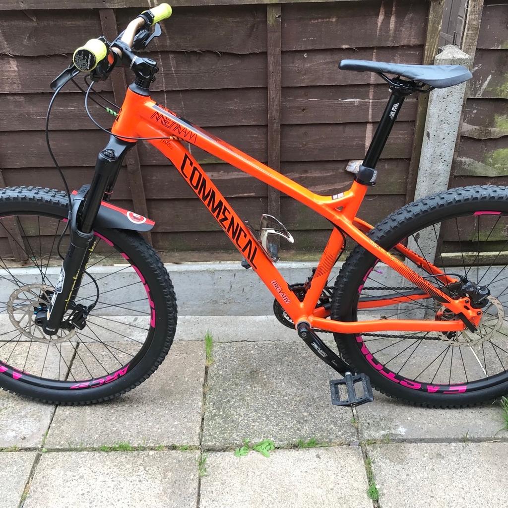Many upgrades super condition
Very little use
Many upgrades
Nukeproof pedals £45
Bike has black riser bars on it not the gold in photo
Grips £40
Bottle holder £25
Yari forks 160mm travel £600
