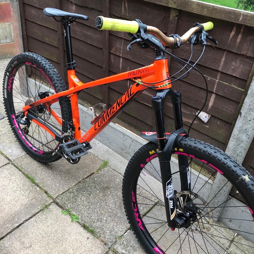 Many upgrades super condition
Very little use
Many upgrades
Nukeproof pedals £45
Bike has black riser bars on it not the gold in photo
Grips £40
Bottle holder £25
Yari forks 160mm travel £600