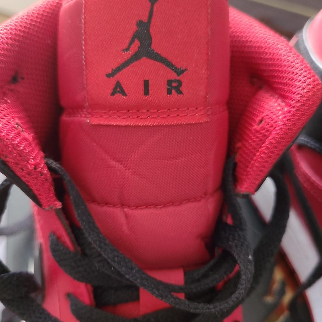 Verkaufe neuwertige Air Jordan 1 mid-Sneaker in der Gr. 45. Schuhe wurden nur 2-3mal mit Knickschutz getragen, sind leider zu klein. Neupreis waren 160,-

Privatverkauf daher keine Garantie und Rücknahme, Artikelstandort Fieberbrunn, Versand gegen Aufpreis möglich.