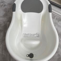 TippiToes baby bath white and grey. 
Used but perfectly fine. 
Provides good support for baby with soft grey cushion for head and plug for easy water drainage. 
Suitable from birth. 
From smoke and pet free home.