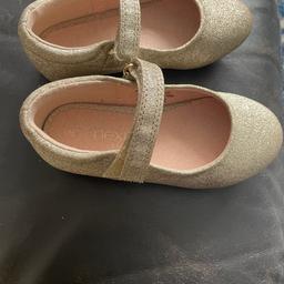 Mary Jane girls glittery shoes
Size 8 in good condition