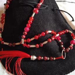 Handmade bead tassel necklace in shades of red.
Fashion jewellery, made of various beads including glass, metal.
Approx 20 inch drop, no fasteners so suitable for anyone with dexterity issues.
One size .£10.
Free delivery.
Please do not leave phone number requesting a call.
Please message on Shpock email only.