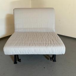 Wir verkaufen unseren Schlafsessel (1er Gästebett) von IKEA. Lattenrost und Matratze sind in gutem Zustand, eine Latte wurde mit Holzleim geklebt. Ansonsten wurde der Sessel kaum genutzt. Auch der Bezug von der Matratze ist waschbar.

Den Bezug aus blauem Cordstoff gibt es auf Wunsch gratis dazu. Ein kleines Loch an der Rückseite ist vorhanden. Neue Bezüge gibt es ab 20€ bei IKEAy

Maße als Sessel:
Höhe: ca. 85 cm
Breite: ca. 80 cm
Tiefe: ca. 100 cm

Sitzfläche Breite: ca. 80 cm
Sitzfläche Tiefe: ca. 60 cm
Sitzfläche Höhe: ca. 39cm

Maße als Bett:
Länge: ca. 188 cm
Breite: ca. 80 cm
Matratzenhöhe: ca. 10,5 cm

Nur Abholung.
Dies ist ein Privatverkauf, daher keine Garantie, Gewährleistung oder Rücknahme