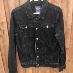Hi all,
Man’s black denim jacket,
6 button front fastening,
2 front button down breast pockets,
Adjustable tab and button on each side,
1 button fastening on each cuff,
Size  X Small,
Label inside is Primark
Excellent good condition,
Postage is £4.50
Thanks for looking.