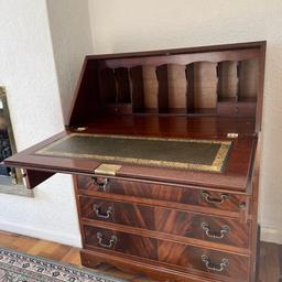Stunning mid century dark wood bureau

Lots of compartmented and drawers

Dark wood

Collection only
Price negotiable