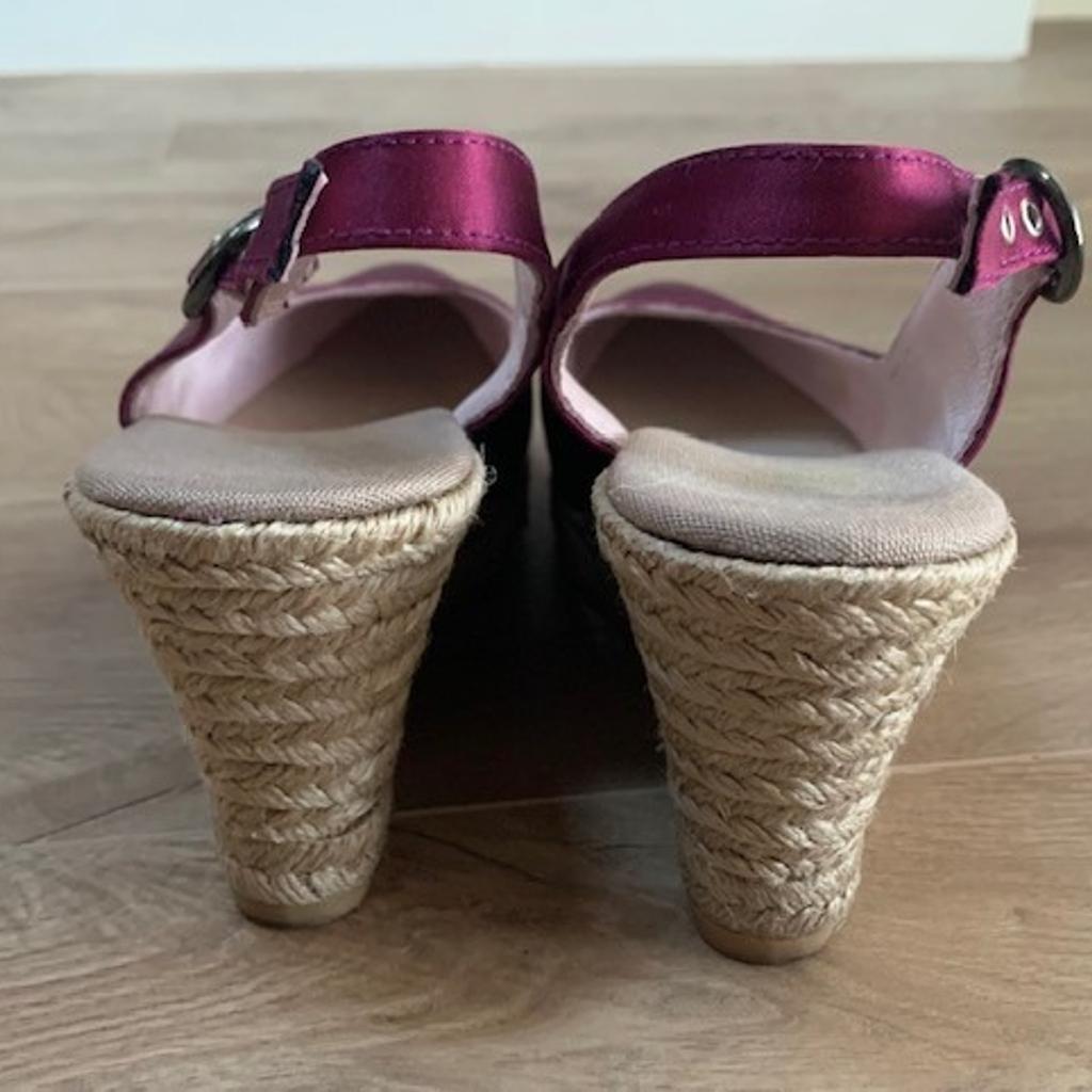 Absolutely Stunning Jigsaw Satin Espadrilles Magenta Pink Size 39/6. Leather Uppers

Worn once, as new condition. Perfect for weddings. #summersale

RRP £90