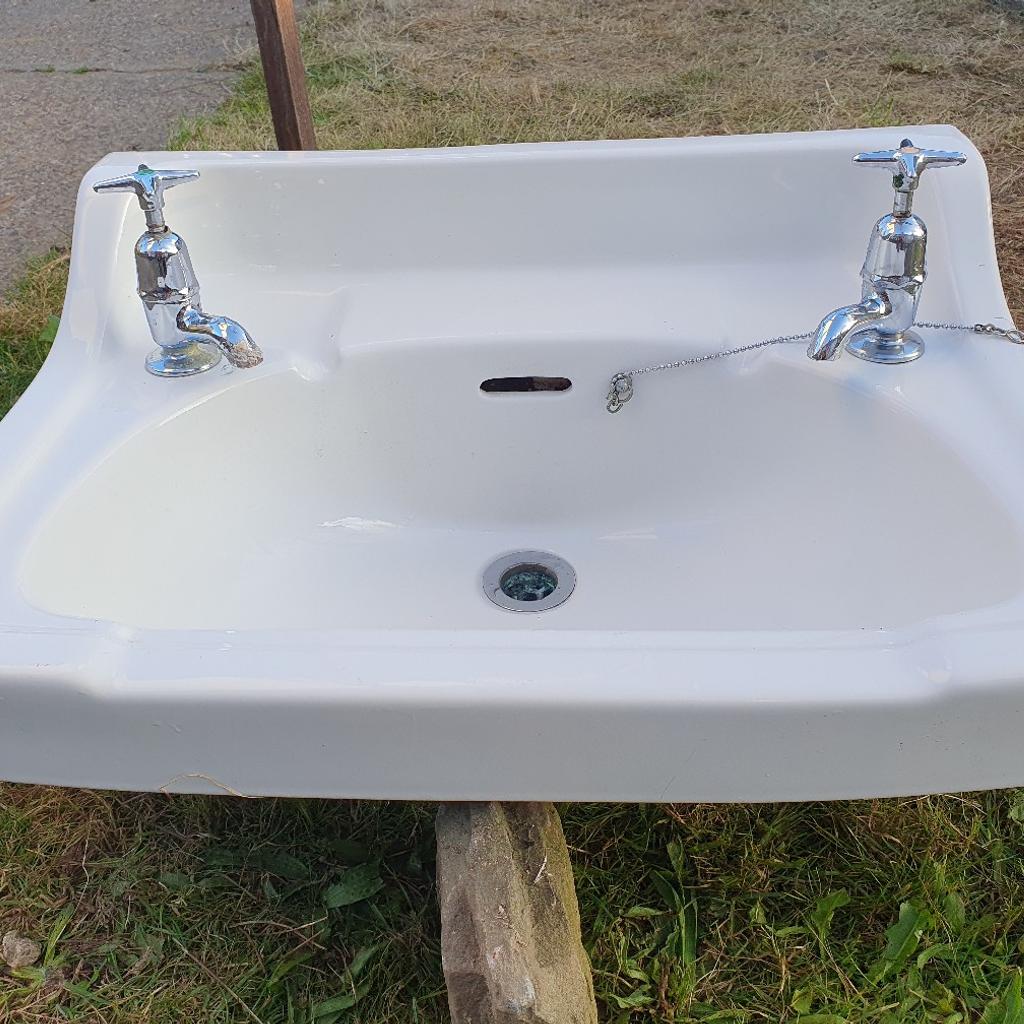 Royal Doulton vitreous china handbasin.
Some small scratches and chips due to age and some limescale on taps but may come up well with some TLC
Collection from Balby, DN4
#summersale