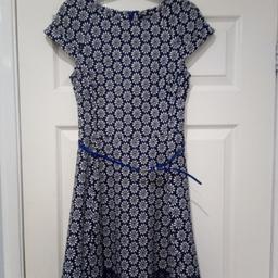 #summersale

Size 10 patterned Oasis dress with belt
Great condition
Zip at back
Fully lined - polyester lining
Length - About 34" (86cm)
Please take a look at my other items as we're having a clearout.
Collection only, thanks.