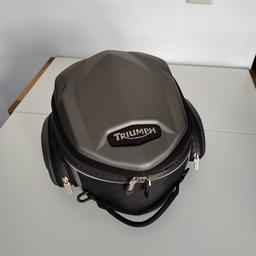 Hecktasche einer Triumph Street Triple 675, wird an der Unterseite der Sitzbank angeschraubt, dann lässt sich die Tasche mit 2 seitlichen Reisverschlüssen entfernen.