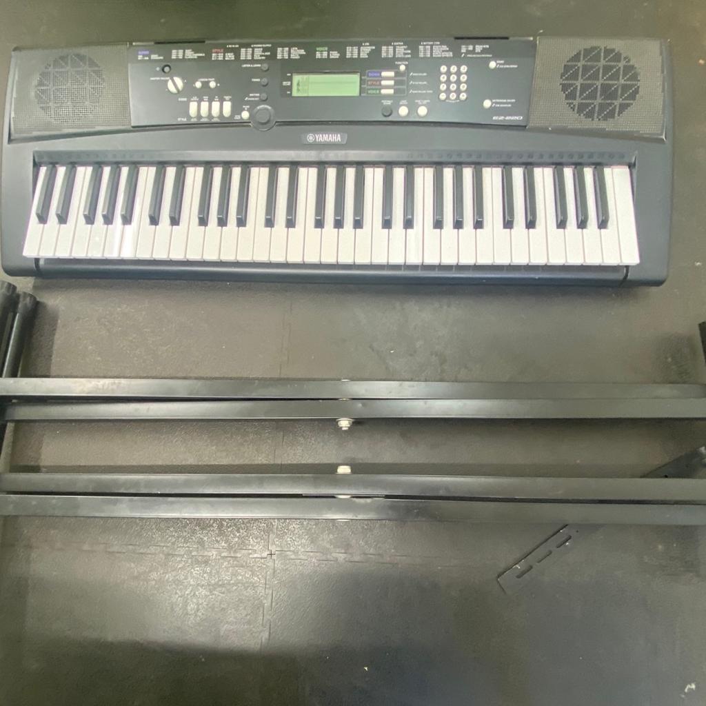 Keyboard piano Yamaha EZ-220 in SW8 London for £70.00 for sale | Shpock