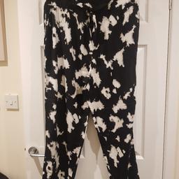 BNWT.

Black and off-white/cream patterned summer trousers from George.

Size 18.

Elasticated waist with drawstring tie and side pockets...

100% viscose - looks and feels like cotton, and drapes well.

Bought a few years ago but never worn and no longer wanted...

(May smell a little musty from being in storage for 3 years, but just need airing for a day or so before washing or wearing... !!)

PLEASE NOTE : I only post by Royal Mail counter service, so please do not request any other delivery service - thank you !

(And am happy to drop off locally, also to many CH and LL postcodes... please ask 🌞)

(#clothes #fashion #summer)