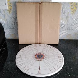 brand new
col Ds Bradley's patent cake divider very cool design 
new only taken out the box to photograph
come and take a look with no obligation
 Cash on collection only Birmingham b26 within three days or relisted no postage no returns