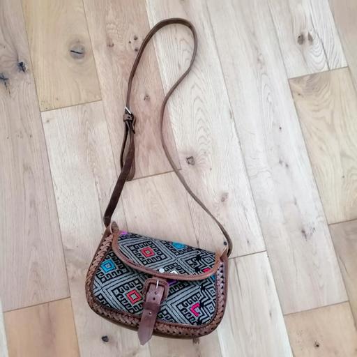 Buy & Sell Wiltshire Swindon - Photos for Vintage Tapestry & Leather Bag