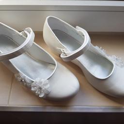 Weiße Schuhe Gr. 34 mit Blumen, einmal zur Feier benutzt.
Mit Kassenbeleg, Garantie vorhanden.