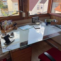 Wunderschöner sehr gut erhaltener Schreibtisch zu verkaufen. Maße: 145 x 80 und 76 hoch
Glasfläche ist Milchglas mit einem Rand aus klarem Glas siehe Fotos. Das Gestell ist aus hellgrauem Metall .