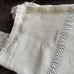 Mamas & Papas Beige Curtain with sage green gingham check
Good condition
Like new only used for couple of months
